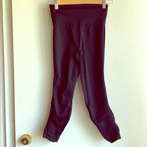 Athleta crop Capri leggings with cutout detail